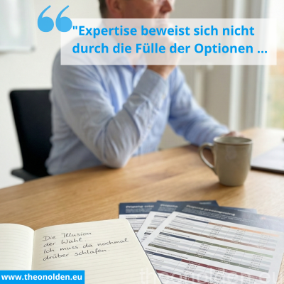 Ein nachdenklicher Mann sitzt im unscharfen Hintergrund eines Büros und symbolisiert das Zögern bei Entscheidungen. Im Vordergrund steht ein Laptop auf einem aufgeräumten Schreibtisch, passend zum Thema „Illusion der Wahl“ und Entscheidungsstress.