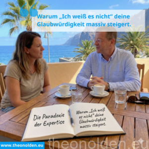 Ein Mann und eine Frau sitzen sich auf einer sonnigen Terrasse auf Teneriffa gegenüber und sind in ein Gespräch vertieft. Im Vordergrund liegt ein aufgeschlagenes Notizbuch mit dem Titel: „Die Paradoxie der Expertise – Warum ‚Ich weiß es nicht‘ deine Glaubwürdigkeit massiv steigert.“