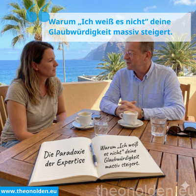 Ein Mann und eine Frau sitzen sich auf einer sonnigen Terrasse auf Teneriffa gegenüber und sind in ein Gespräch vertieft. Im Vordergrund liegt ein aufgeschlagenes Notizbuch mit dem Titel: „Die Paradoxie der Expertise – Warum ‚Ich weiß es nicht‘ deine Glaubwürdigkeit massiv steigert.“